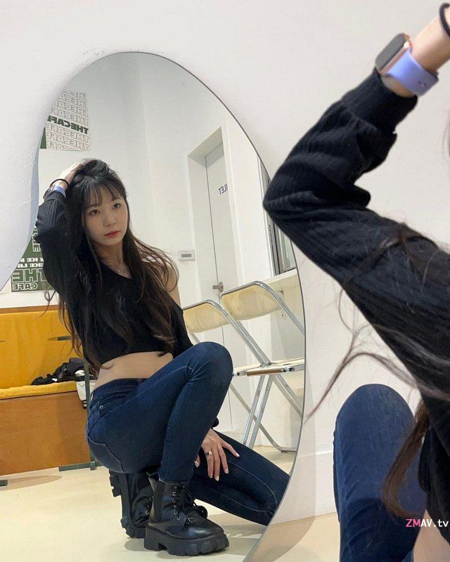 Couple leaked girl use hand to cover her face