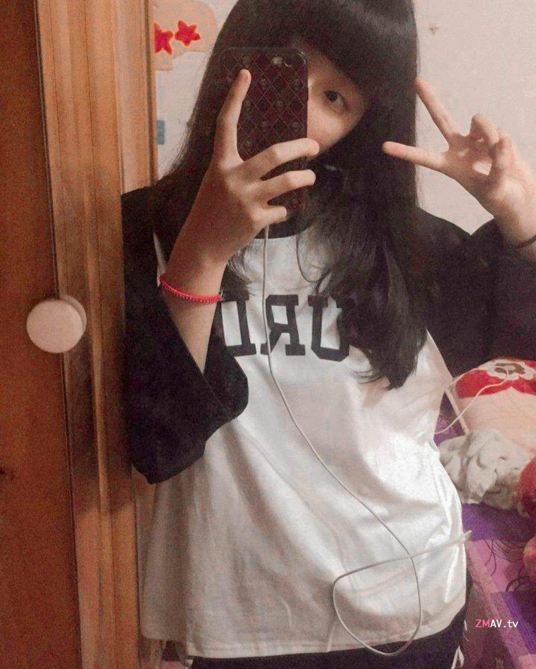 College girl selfie tits rubbing College girl selfie tits rubbing