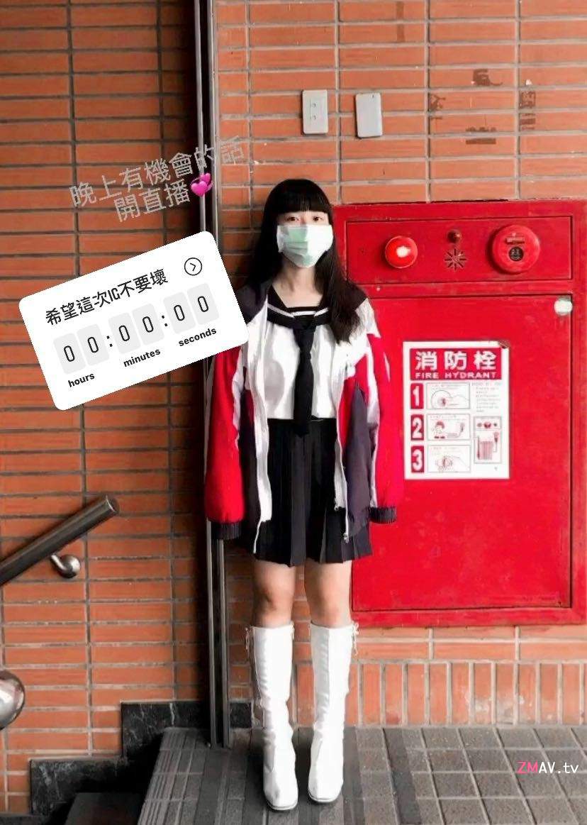 College girl selfie tits rubbing College girl selfie tits rubbing