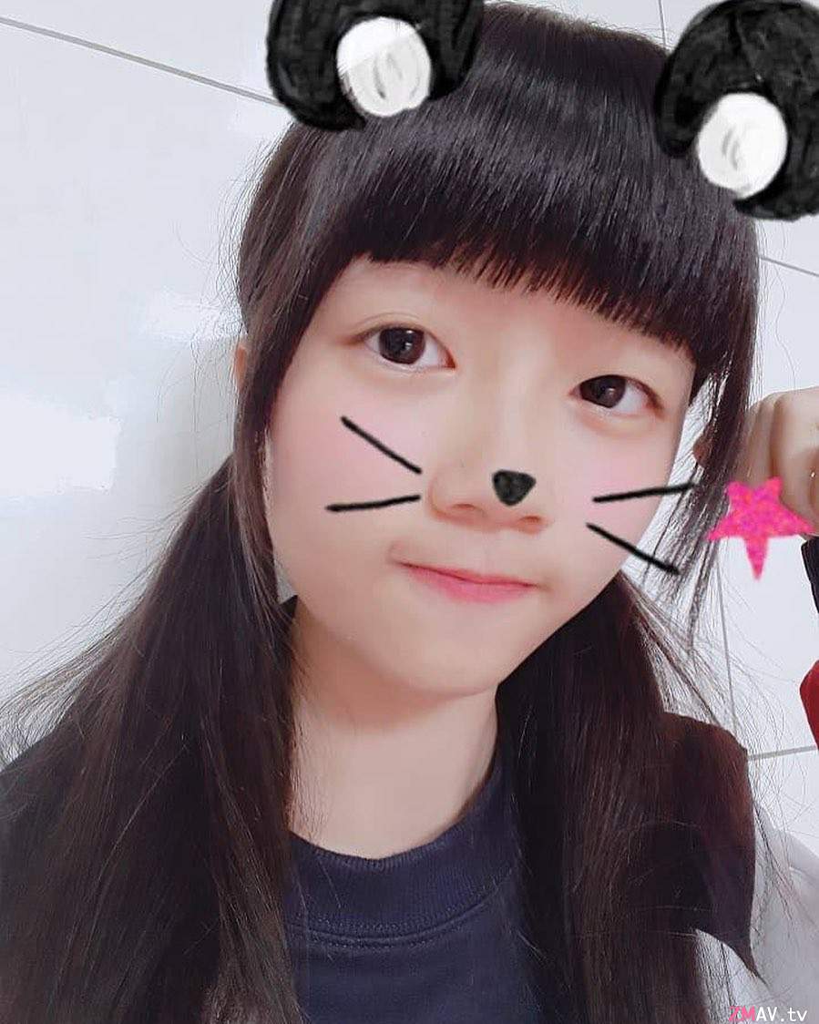 College girl selfie tits rubbing College girl selfie tits rubbing