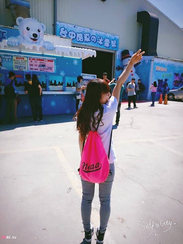 Taiwanese couple's leaked - bf cock is coated with chocolate and strawberry jam to increase the taste