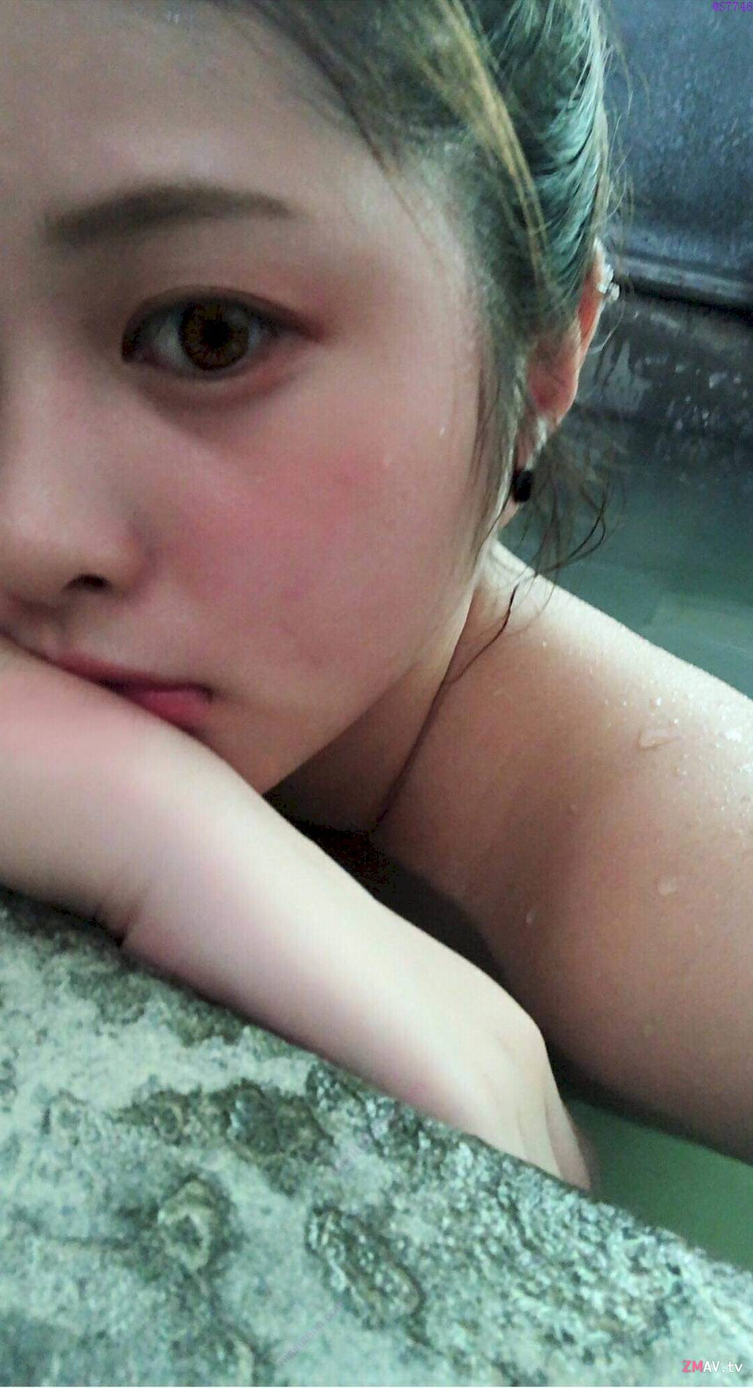 Sweet girl taking a hot spring bath leaked