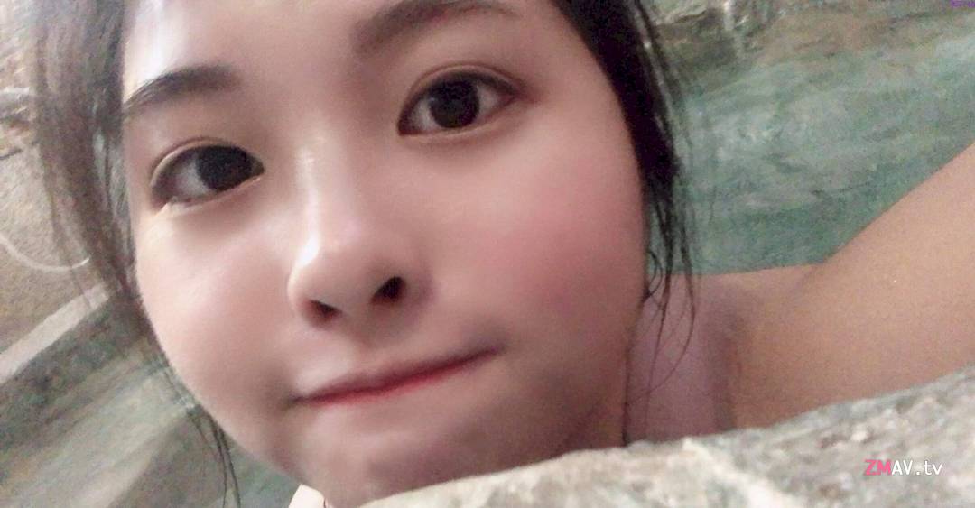 Sweet girl taking a hot spring bath leaked
