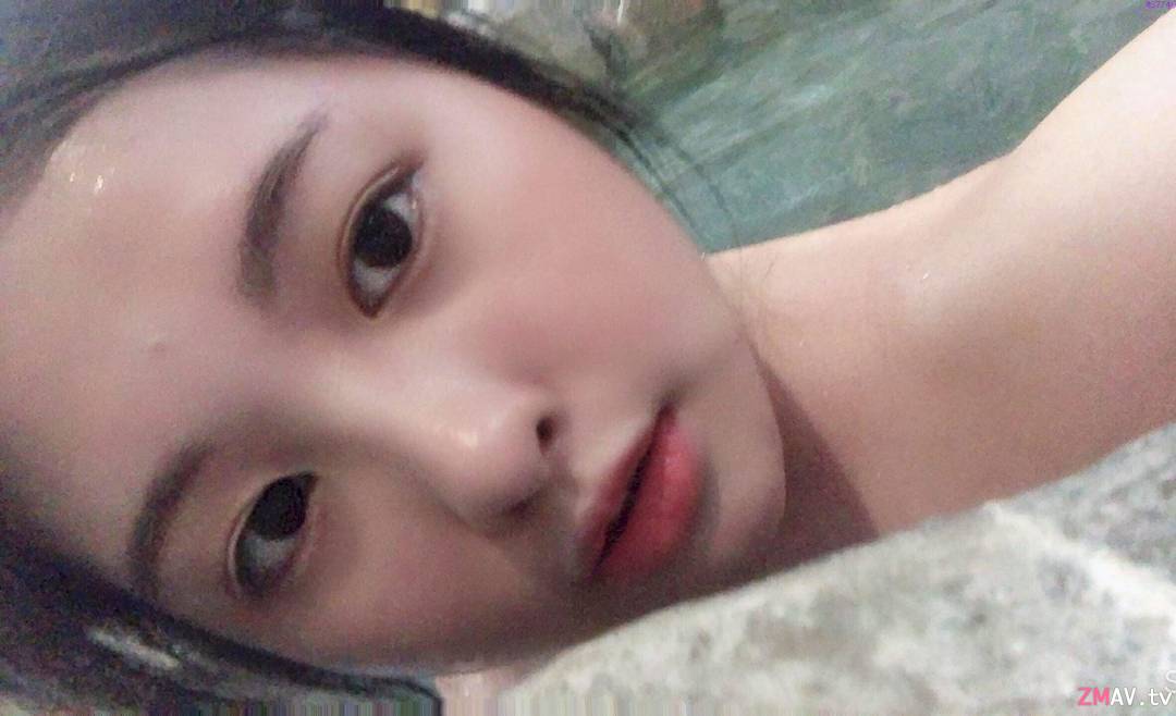 Sweet girl taking a hot spring bath leaked