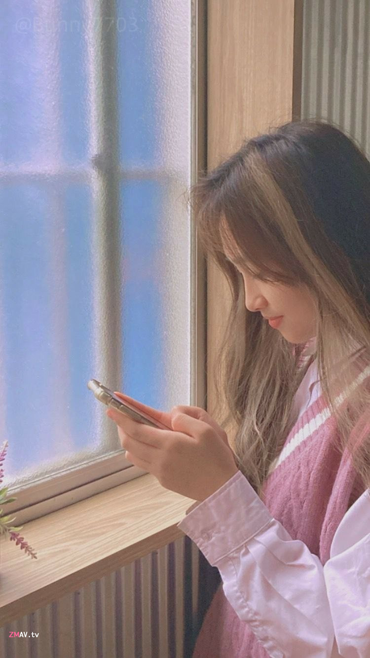 Long-haired sweet girl's selfie leaked