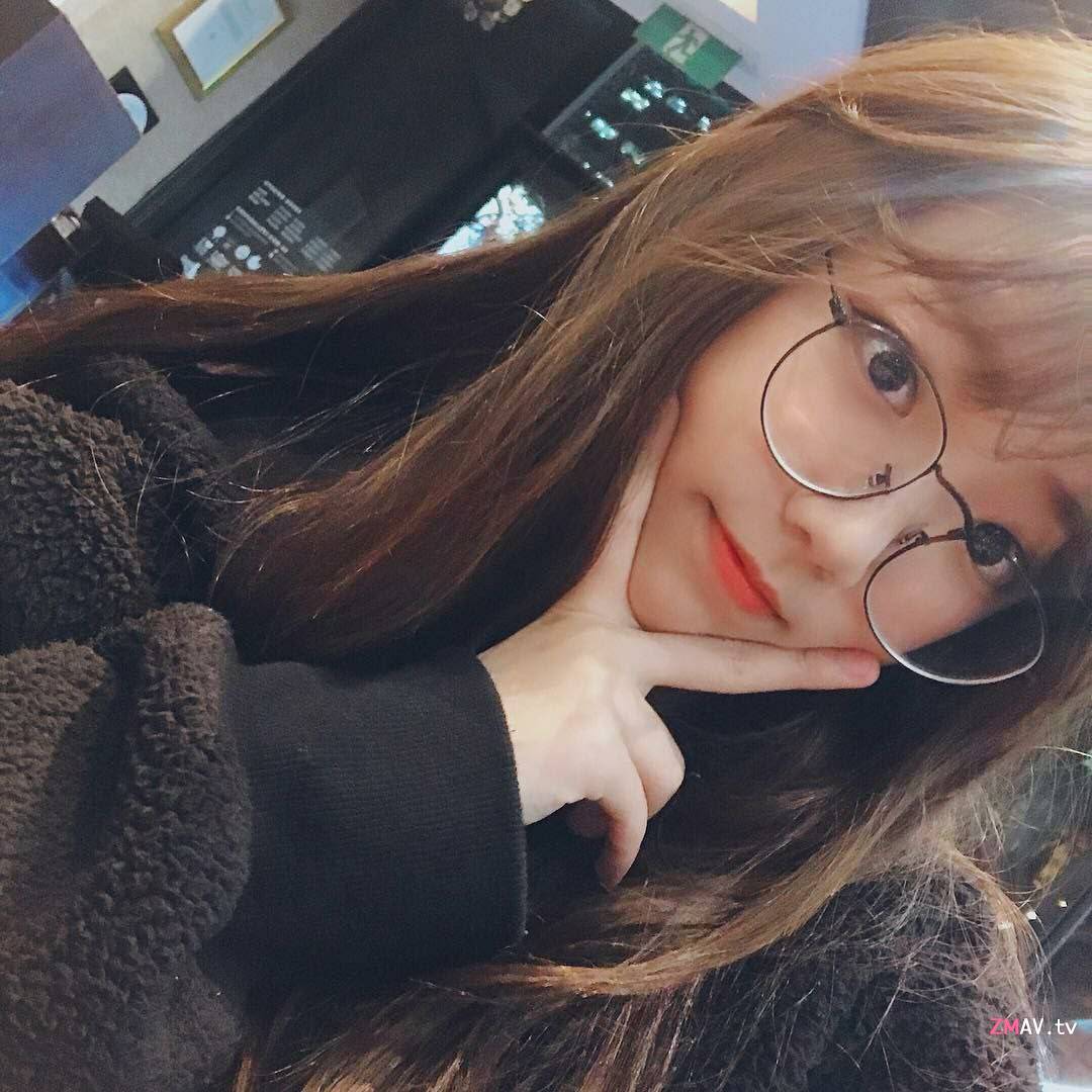 Girl with glasses imitates oral sex + naked body leaked