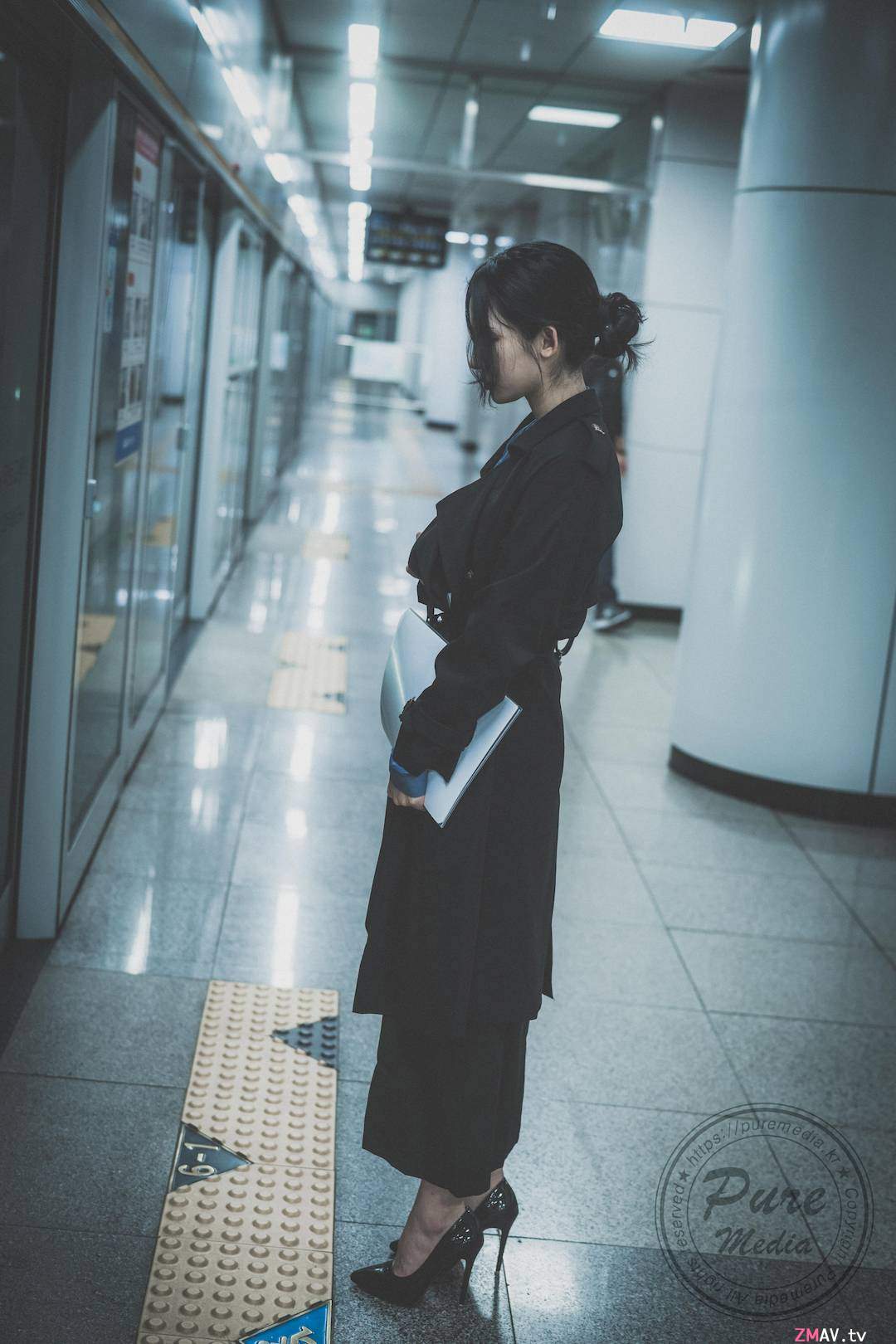 女模YeHa 예하下班后被跟踪,闯入家里扒光衣服捆绑「鲍鱼」 女模YeHa 예하下班后被跟踪,闯入家里扒光衣服捆绑「鲍鱼」