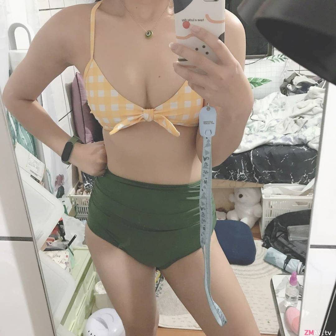 Beautiful girl with glasses’ private selfie leaked