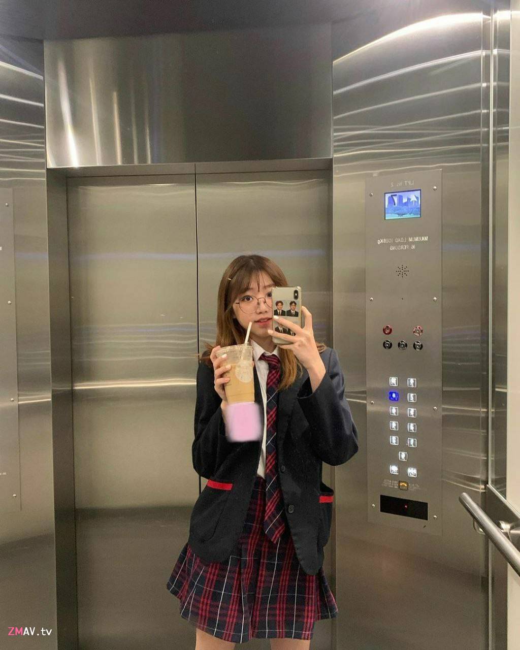 Girl with glasses imitates oral sex + naked body leaked