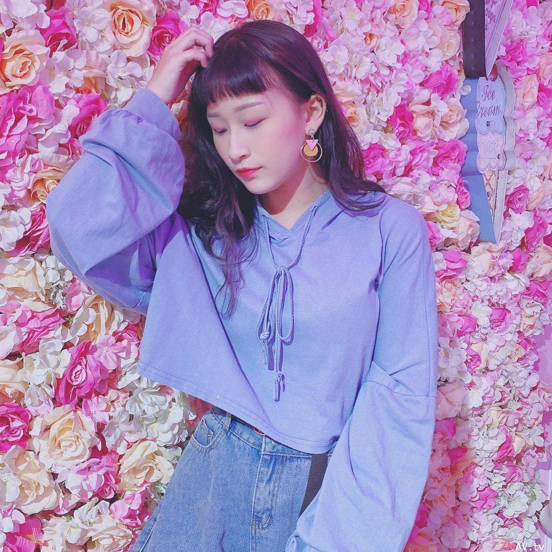 Beautiful girl with glasses’ private selfie leaked