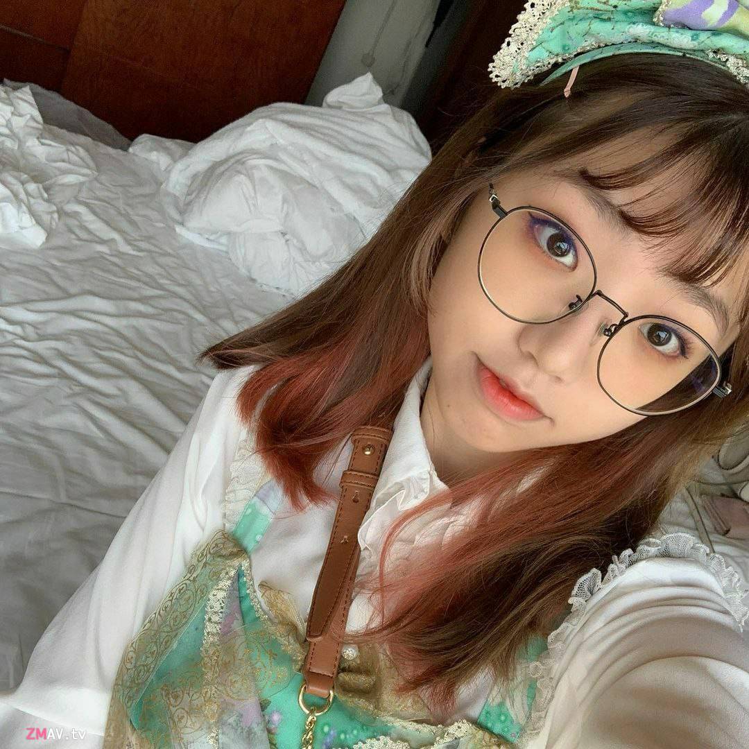 Girl with glasses imitates oral sex + naked body leaked