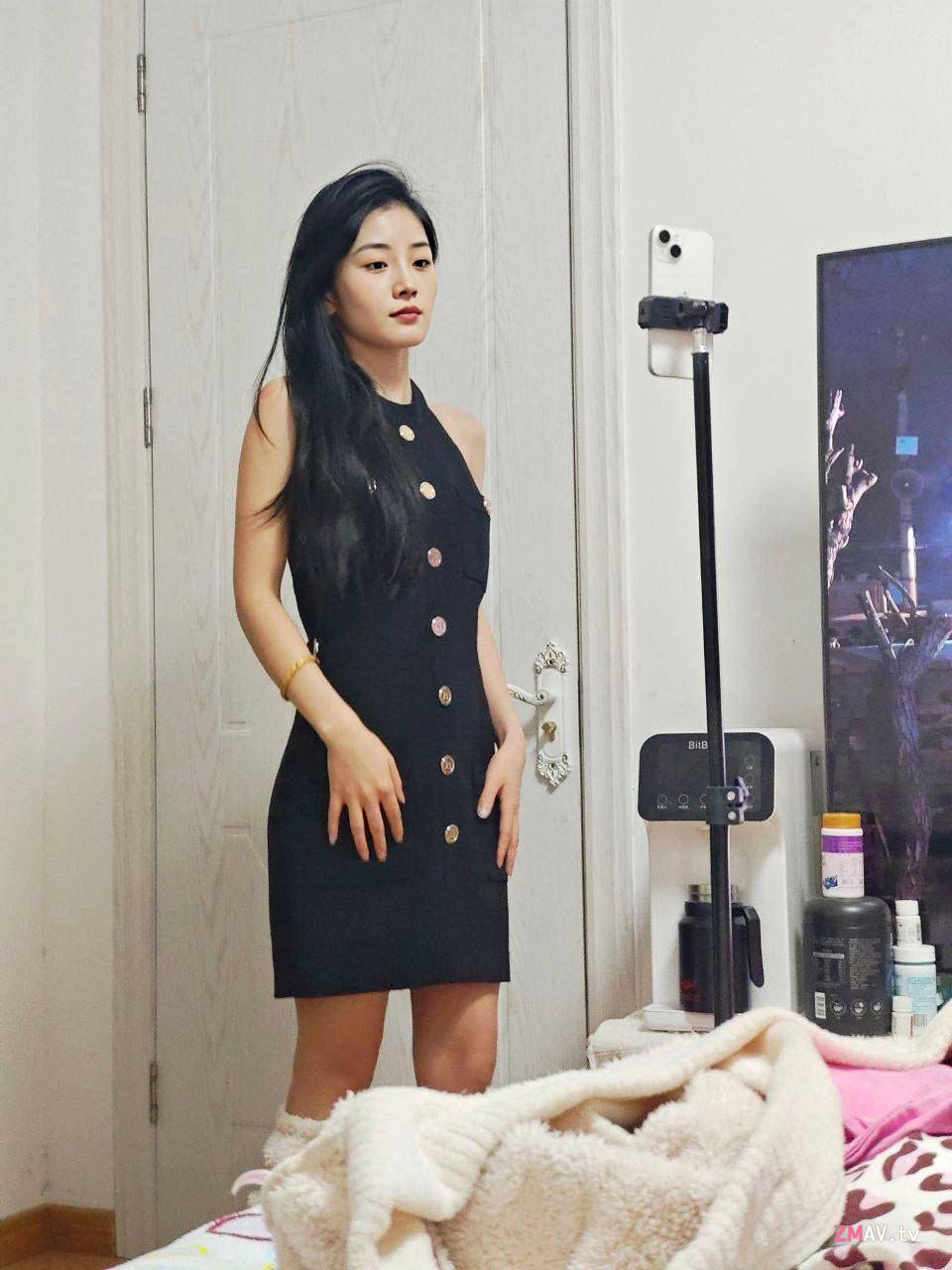 Super hot, sweet and contrasting bitch, she plugs her fist in and the whole internet is looking for her original full version