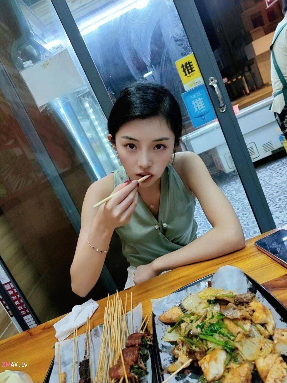 Super hot, sweet and contrasting bitch, she plugs her fist in and the whole internet is looking for her original full version