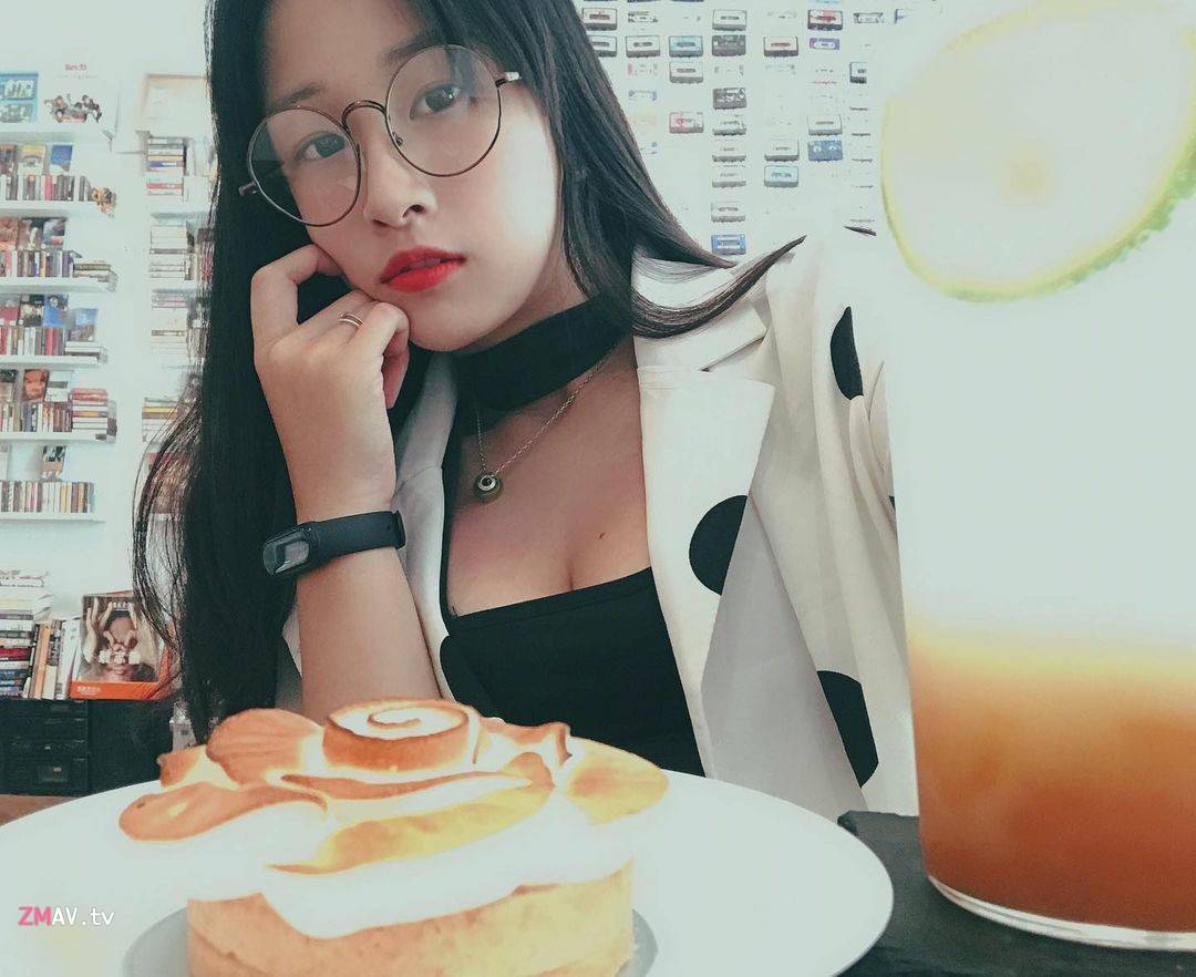 Beautiful girl with glasses’ private selfie leaked