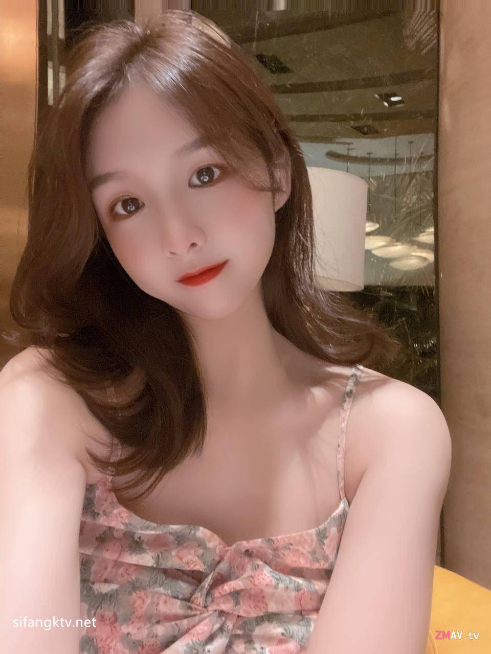 Beauty Liu Tong has a one-night stand with her rich second-gen boyfriend in a Macau hotel