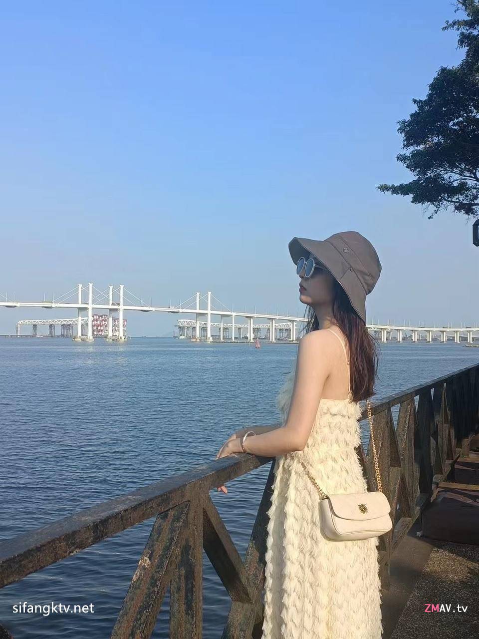 Beauty Liu Tong has a one-night stand with her rich second-gen boyfriend in a Macau hotel