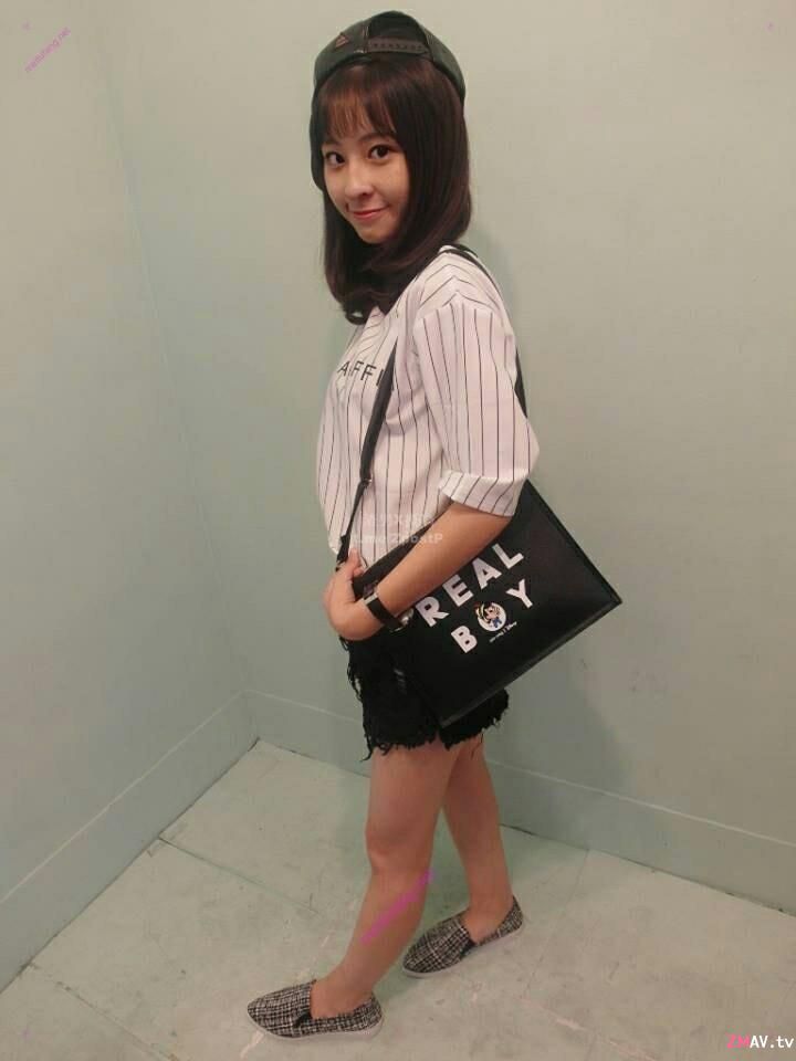 Private photos and sex videos of innocent big-eyed schoolgirl leaked