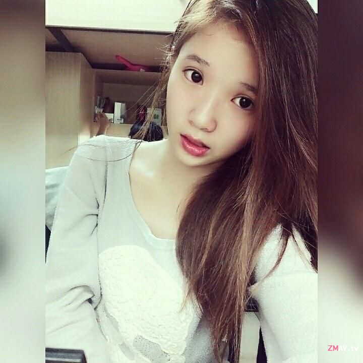 Boyfriend licks and sucks beautiful girlfriend’s pussy