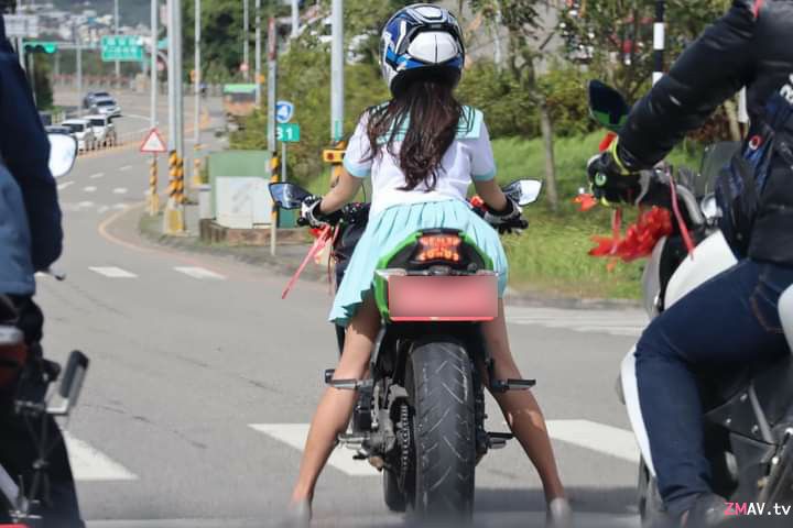 A heavy motorcycle girl secretly cheated on her boyfriend with a man from the team