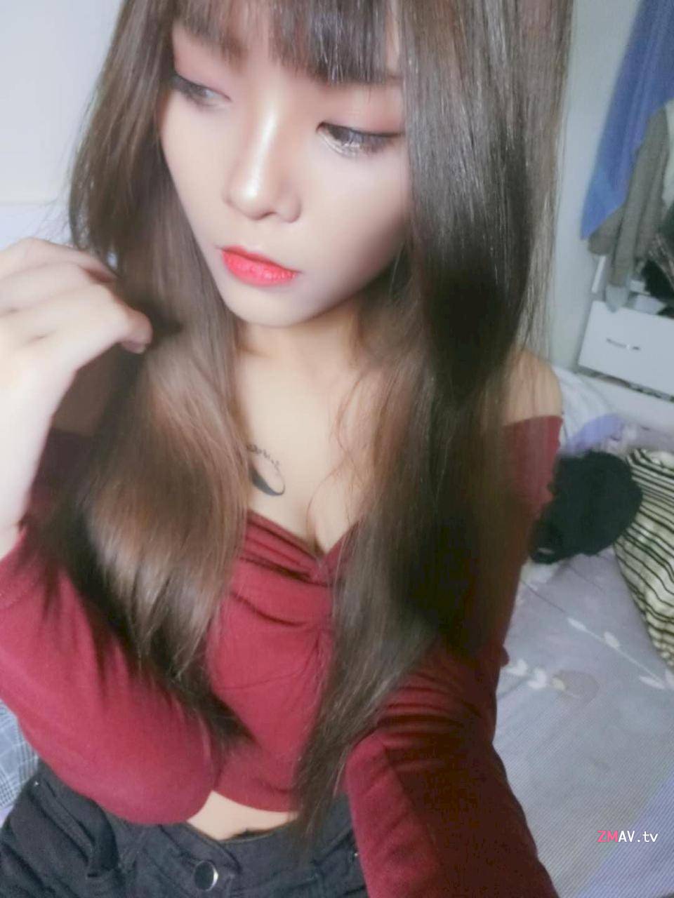 Taiwan sweet girl lifts her clothes and exposes her big boobs on the public transport 2mins video leaked