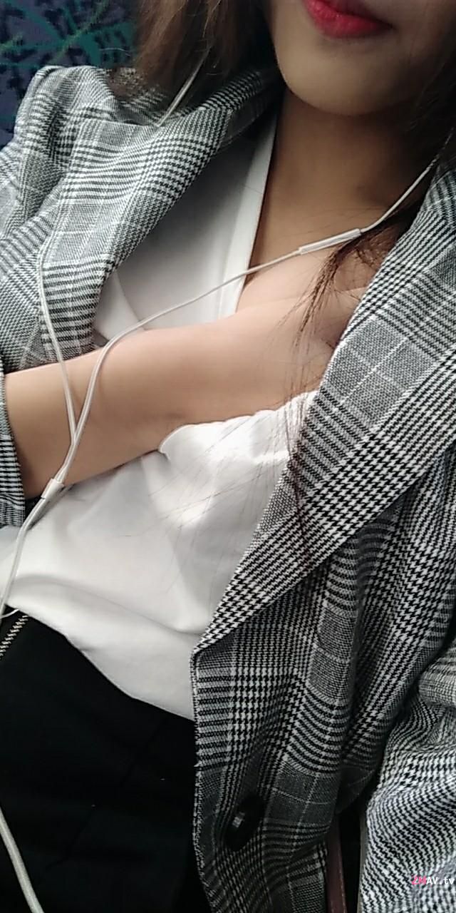Taiwan sweet girl lifts her clothes and exposes her big boobs on the public transport 2mins video leaked Taiwan sweet girl lifts her clothes and exposes her big boobs on the public transport 2mins video leaked
