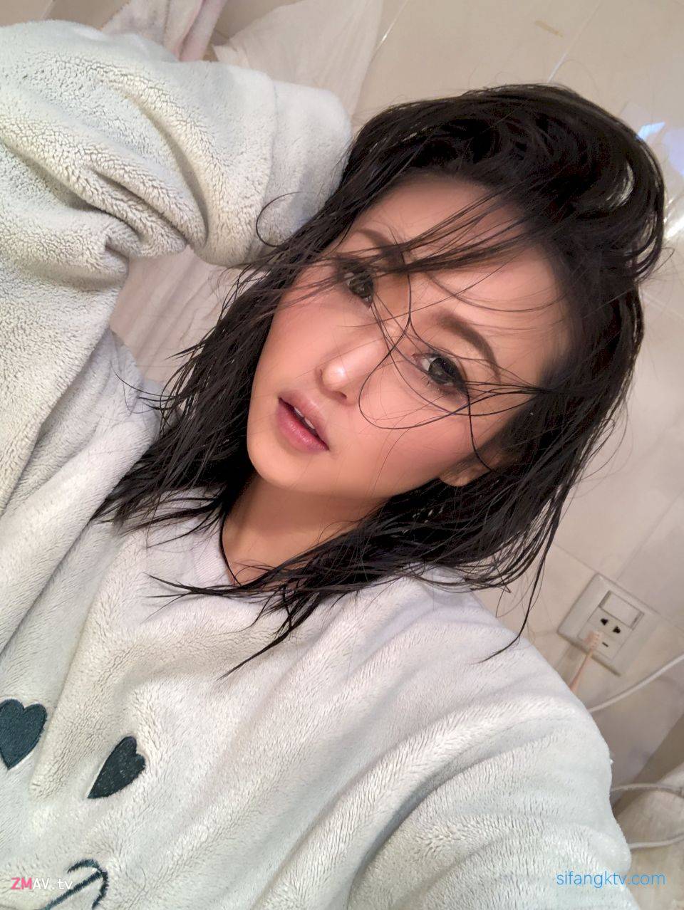 Popular Twitter celebrity VAVA199808, pretty and wild, rubs her boobs in public