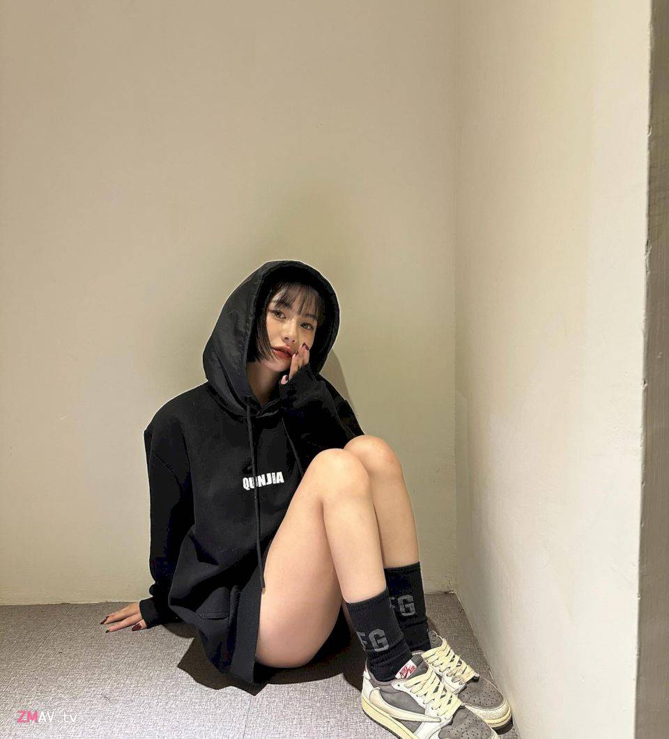 Sweet and big boobs short-haired girl 3P leaked