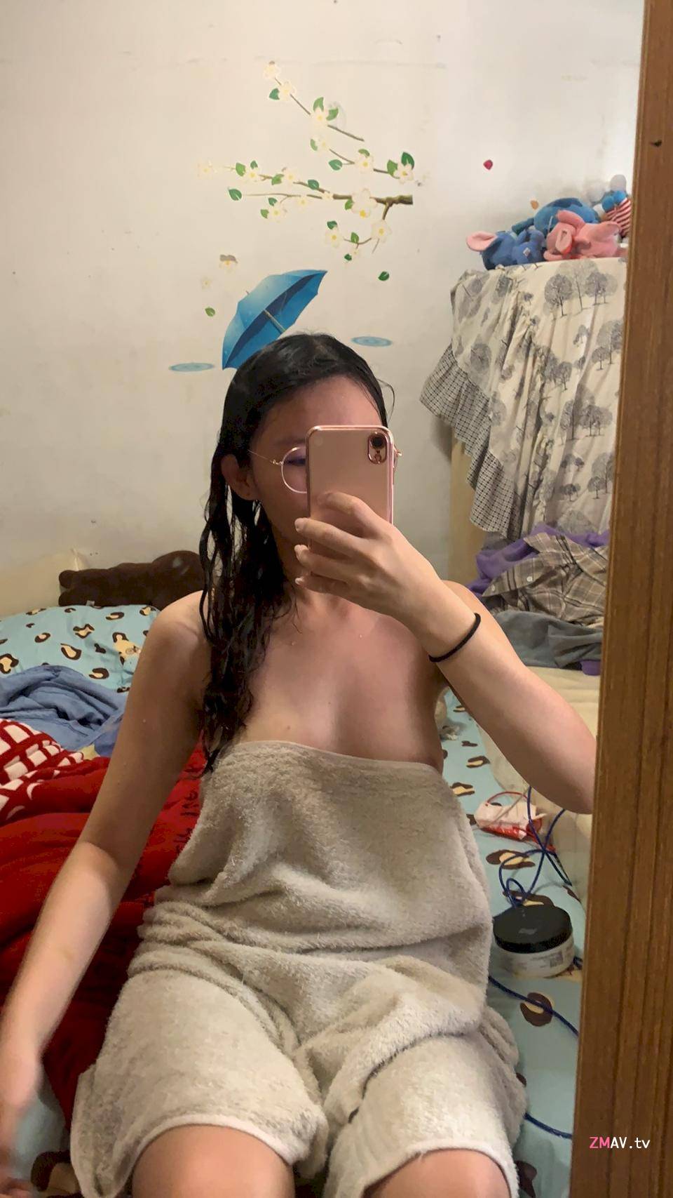 Big boobs girl takes selfie and leaked