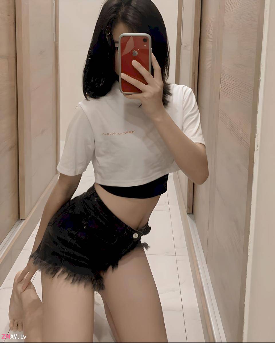 Pretty girl takes a naked selfie