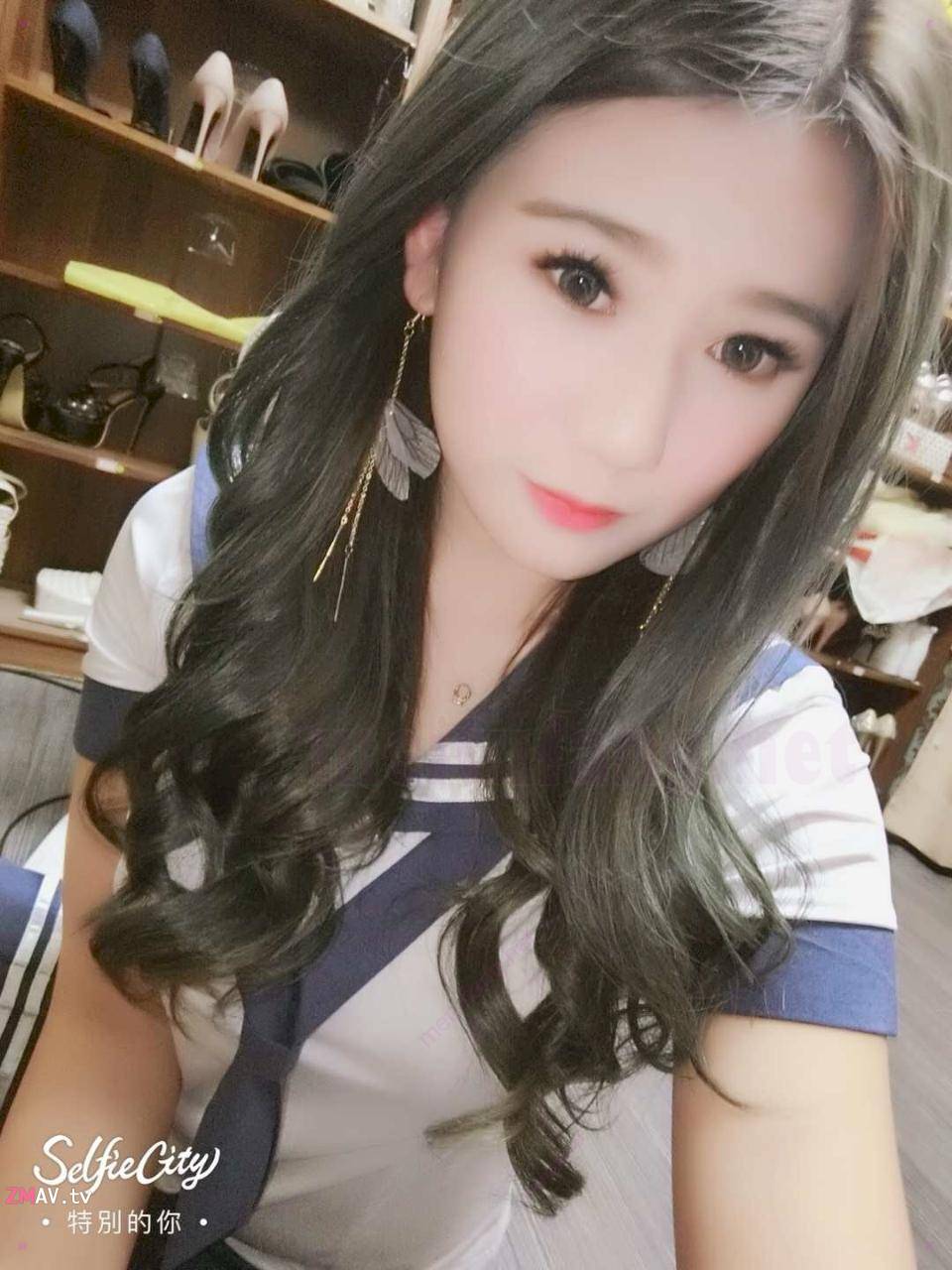 fun-loving nightclub girl fun-loving nightclub girl