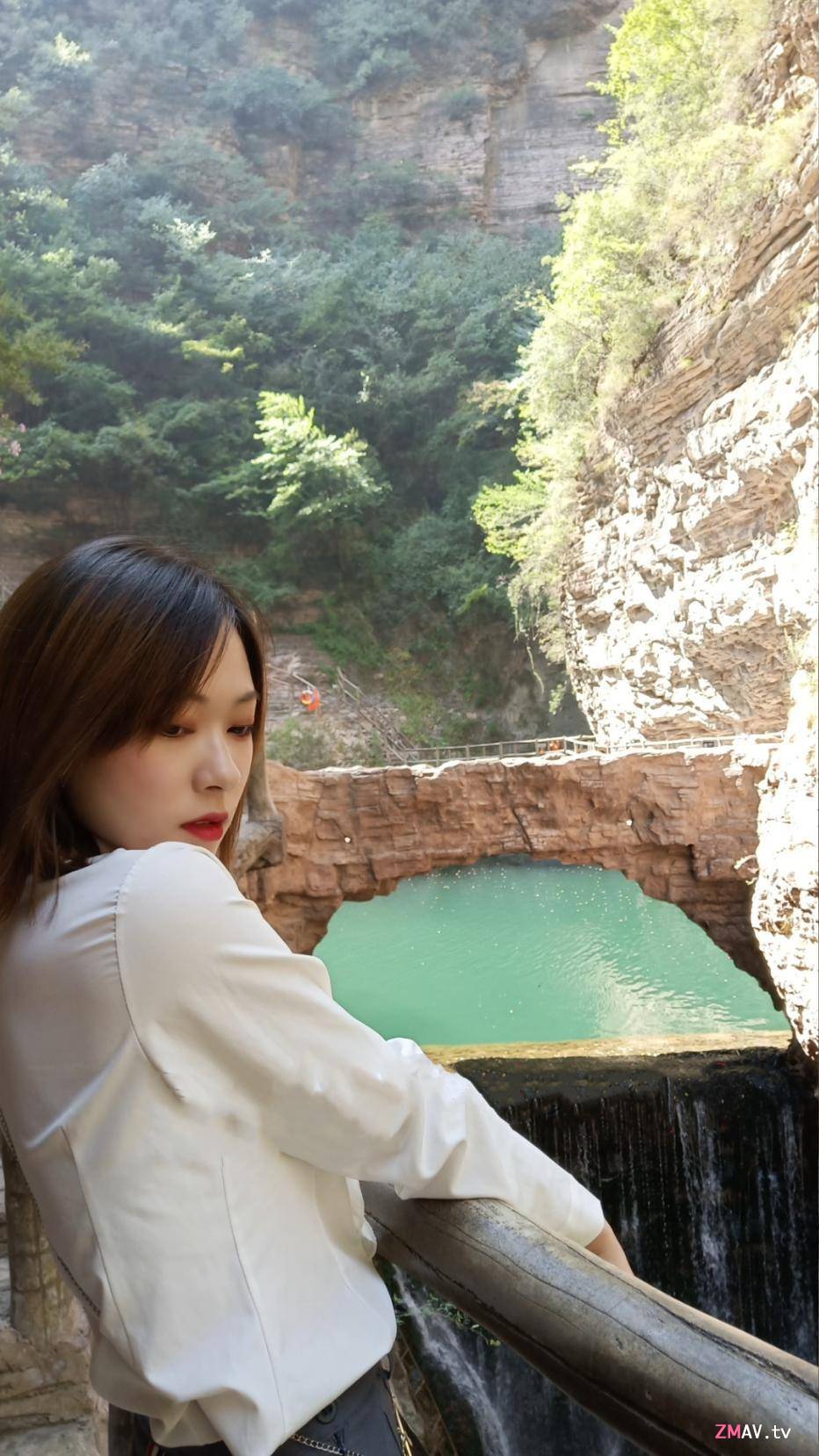 Short-haired girl and fat boyfriend , bf ​​licked his gf and made her crazy [ lower down vol before playing ]