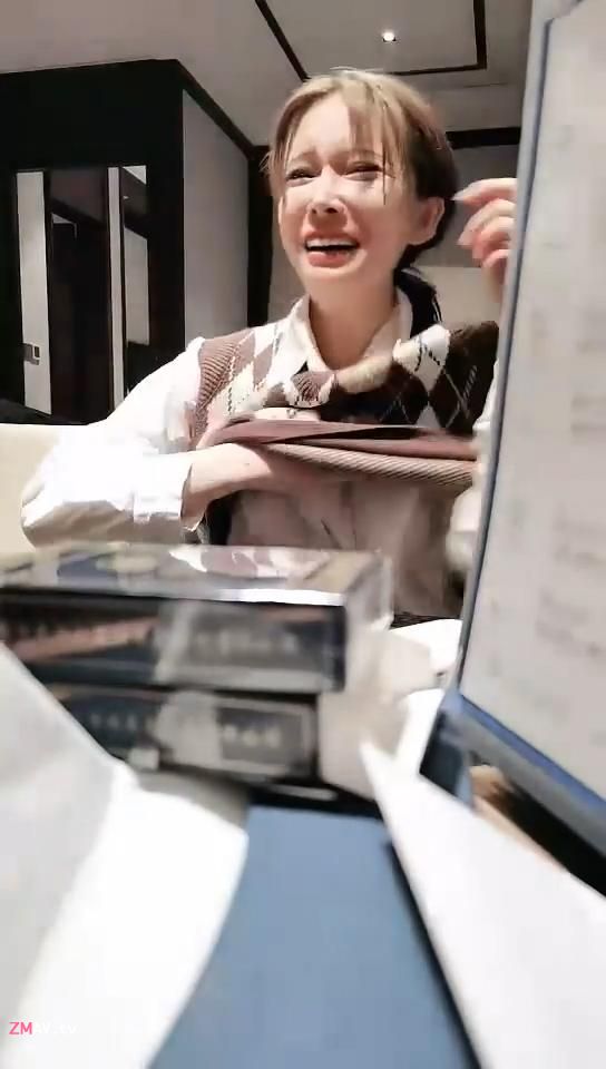 A rich guy takes 4 girls to a hot spring hotel and play the king of game. If you lose, you have to take off your clothes.