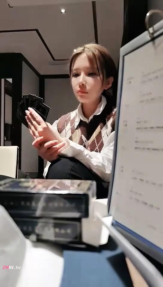 A rich guy takes 4 girls to a hot spring hotel and play the king of game. If you lose, you have to take off your clothes. A rich guy takes 4 girls to a hot spring hotel and play the king of game. If you lose, you have to take off your clothes.