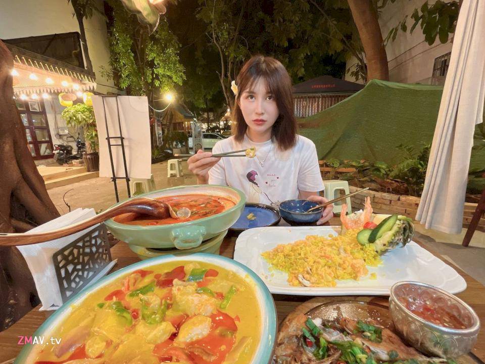 The pretty girl with rich boyfriend's selfie leaked The pretty girl with rich boyfriend's selfie leaked