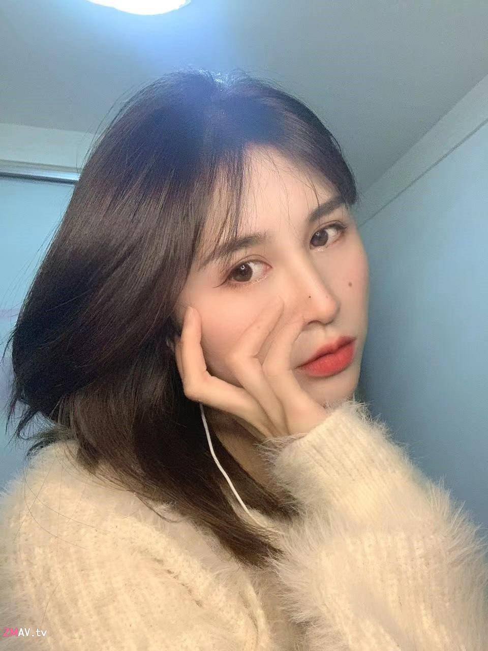 The pretty girl with rich boyfriend's selfie leaked