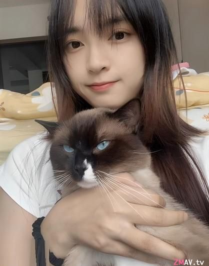 The caring boyfriend lets the girl kneel on the pillow to do blowjob