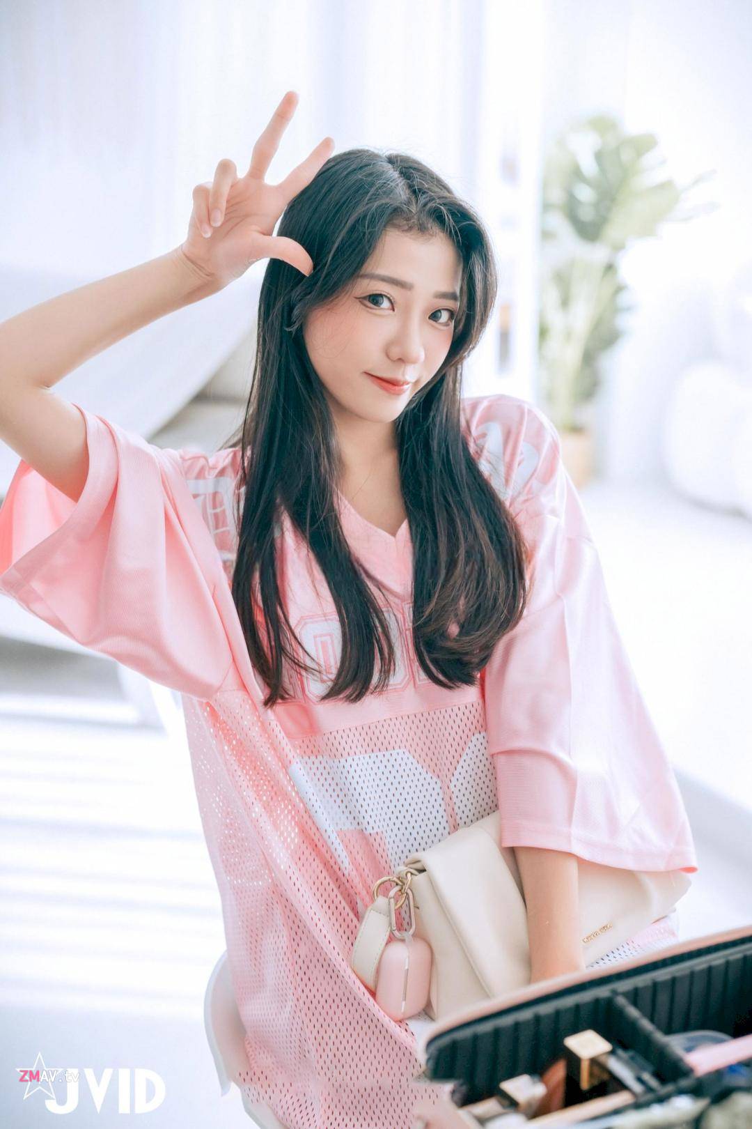 JVID popular goddess [Yan Yan] hair exposed, her perky butt look so stunning