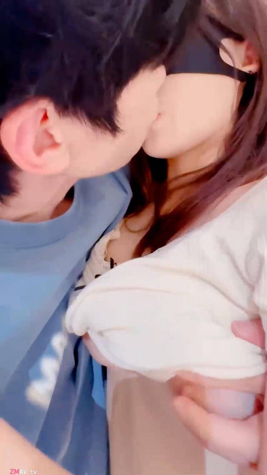 The innocent school girl agreed to blindfolded sex and allow video shooting.  He filmed like JAV style