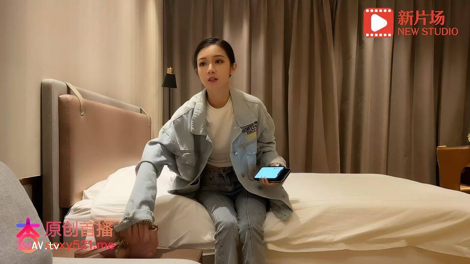 Daxiong Tanhua, college student,fair skin, beautiful legs and perfect A4 waist