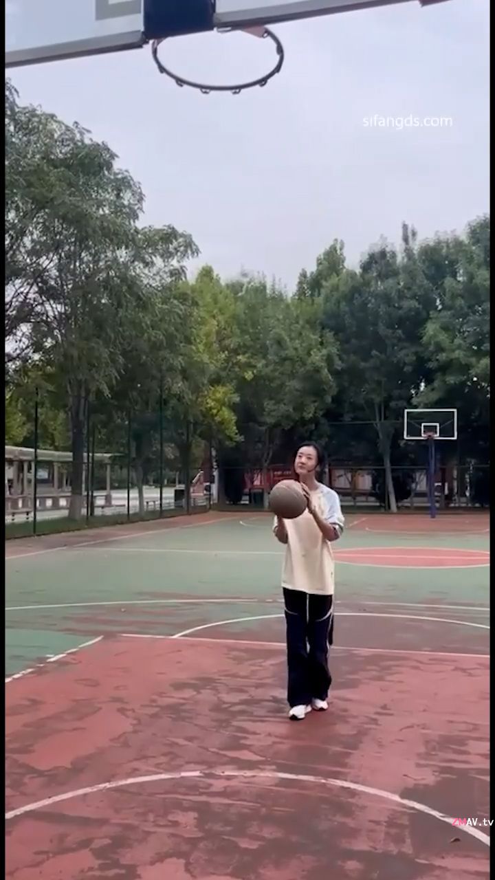 Met a pure-looking girl on the basketball court. Didn't expect that she would be so different in bed
