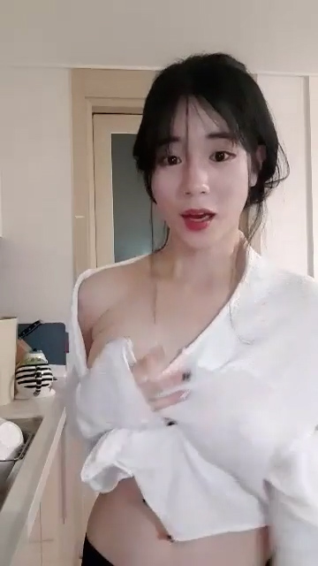 Sexy big tits live streamer, didn't want to show her nipples but accidentally exposed them several times Sexy big tits live streamer, didn't want to show her nipples but accidentally exposed them several times
