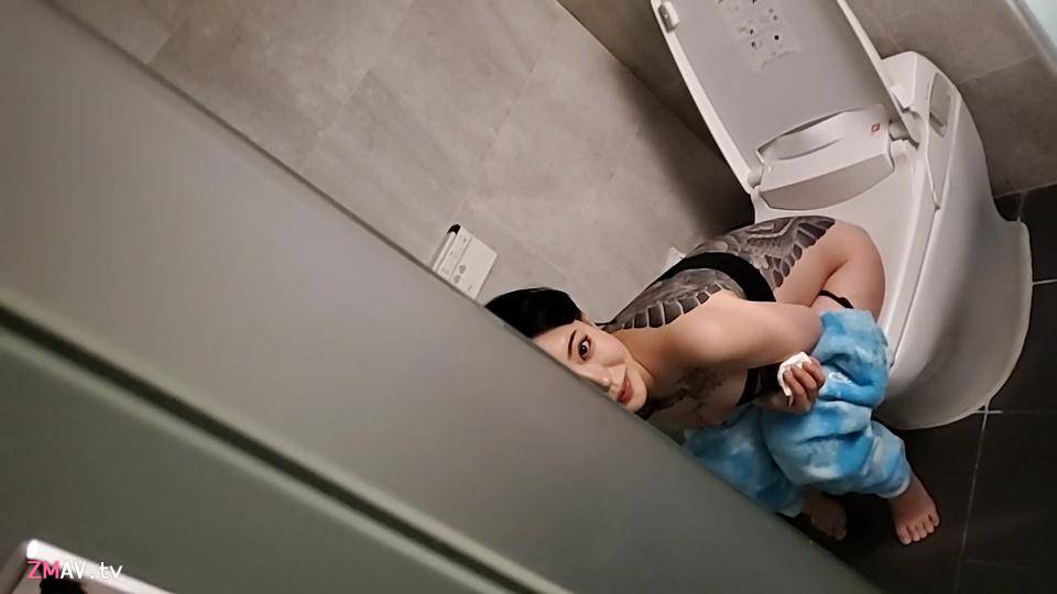 Tattoo girl live streaming, the guy pull her bra with his feet and the nipple is exposed