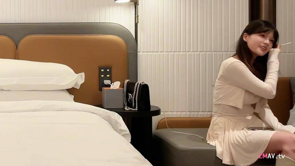 杏吧王安全约了一个兼职外围美女，台湾软萌妹子类型，不经常做干起来特别紧，把套子都干脱了，无套干了好一会才发现