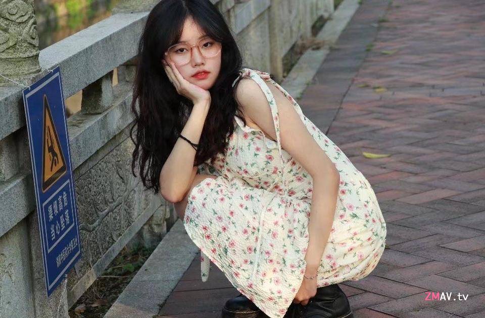 Jiangsu pretty girl with glasses, pink nipples, fair skin