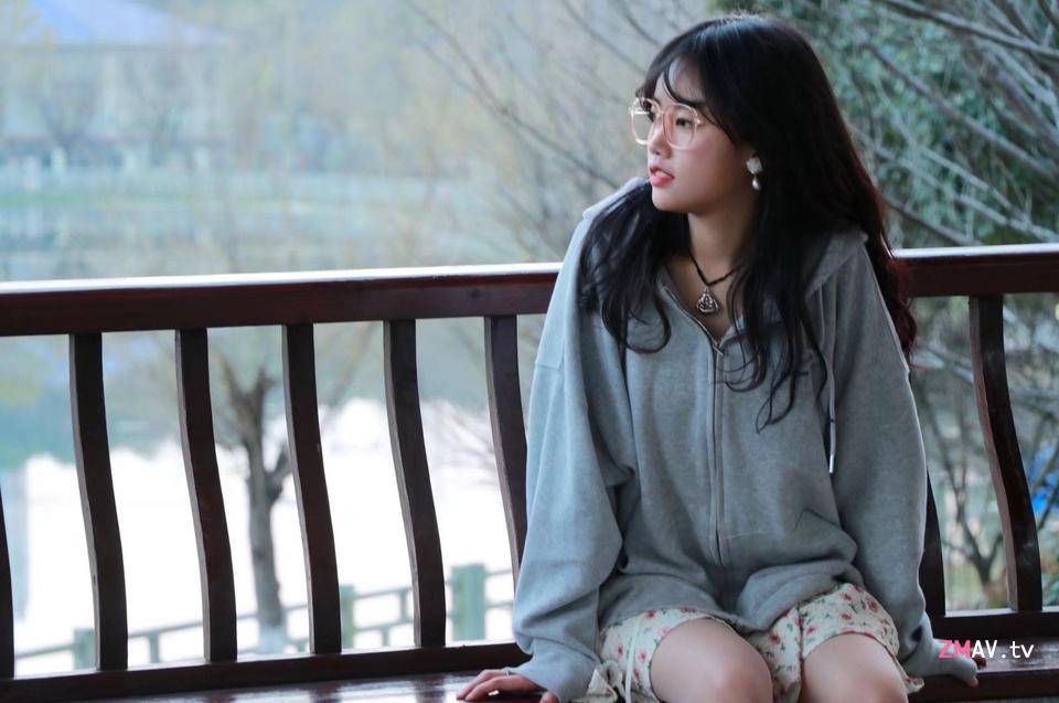 Jiangsu pretty girl with glasses, pink nipples, fair skin