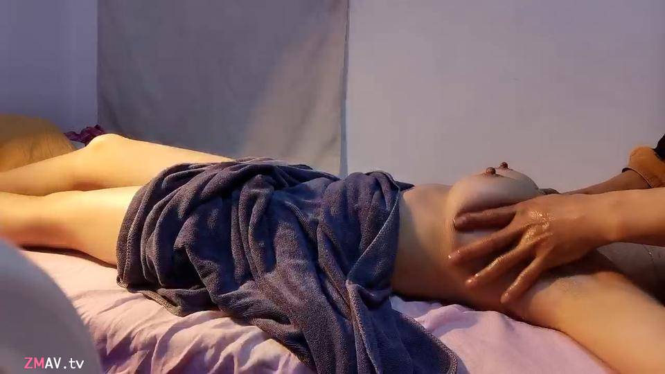 SPA养生馆，20来岁小姐姐，身材超级棒，顶级美臀简直完美，精油推屁股，油光程亮，手指扣逼侧入勐操