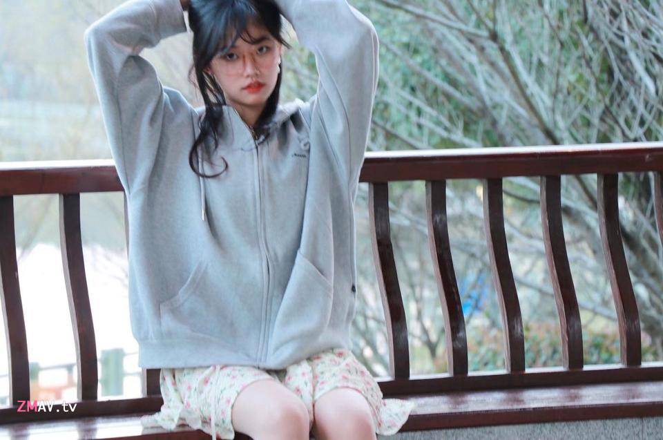 Jiangsu pretty girl with glasses, pink nipples, fair skin
