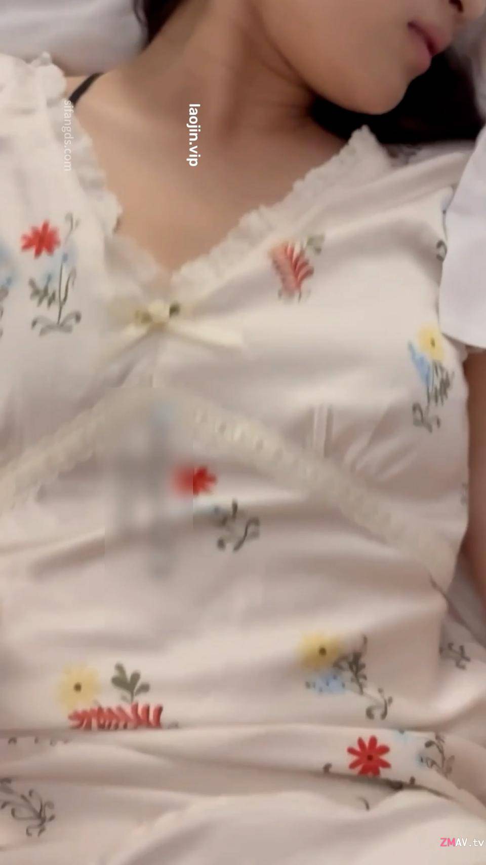 Summer vacation dating with a college student, sweet face, great body curves, I dont know how many boys in the school wanna have sex with her