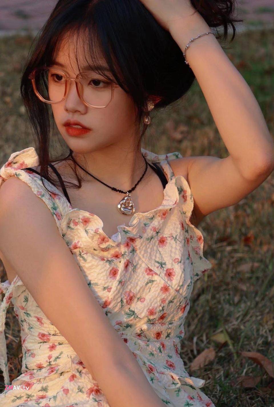 Jiangsu pretty girl with glasses, pink nipples, fair skin