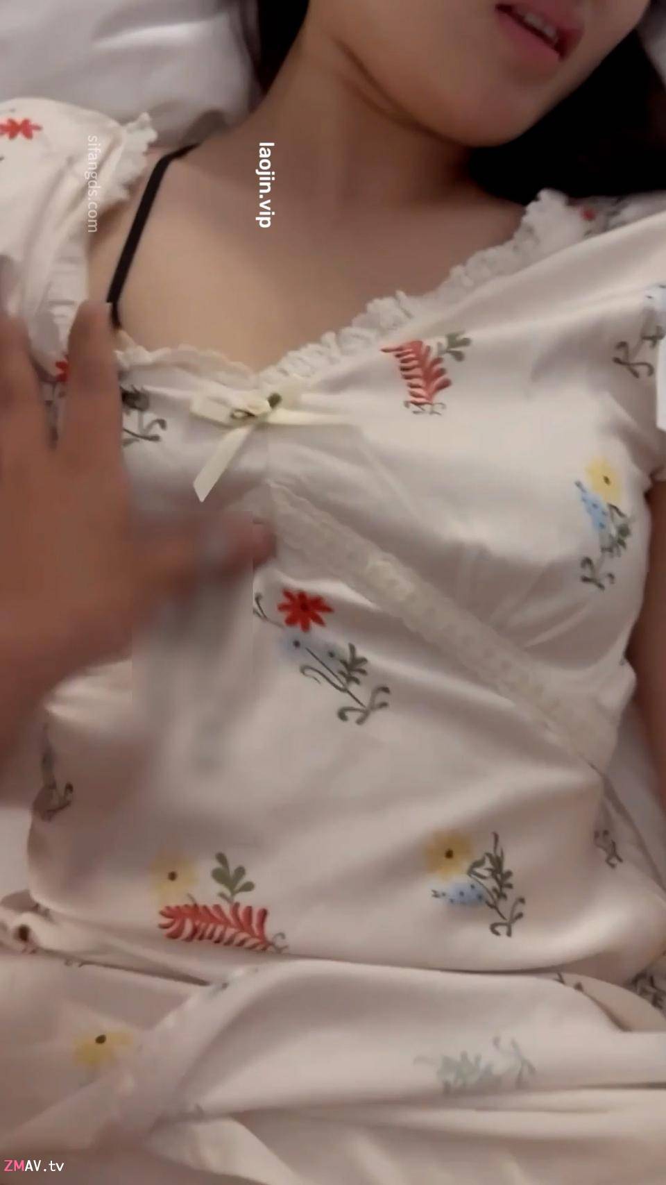 Summer vacation dating with a college student, sweet face, great body curves, I dont know how many boys in the school wanna have sex with her